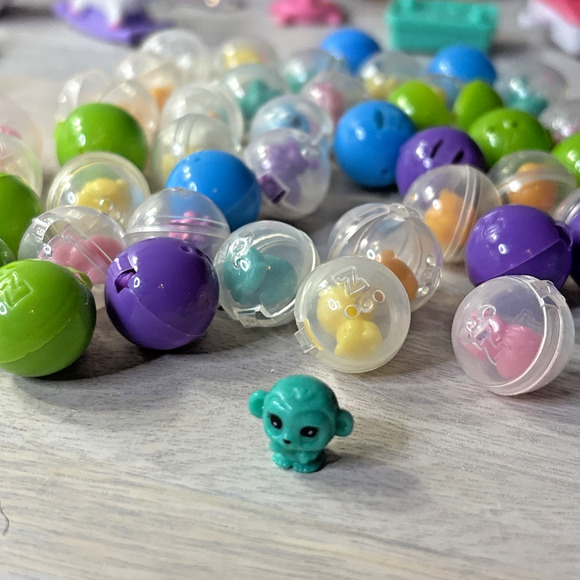 Squinkies Lot w/ Squinkiesville Clubhouse, Cupcake Playset, Cars, Figures & Caps - Picture 6 of 6